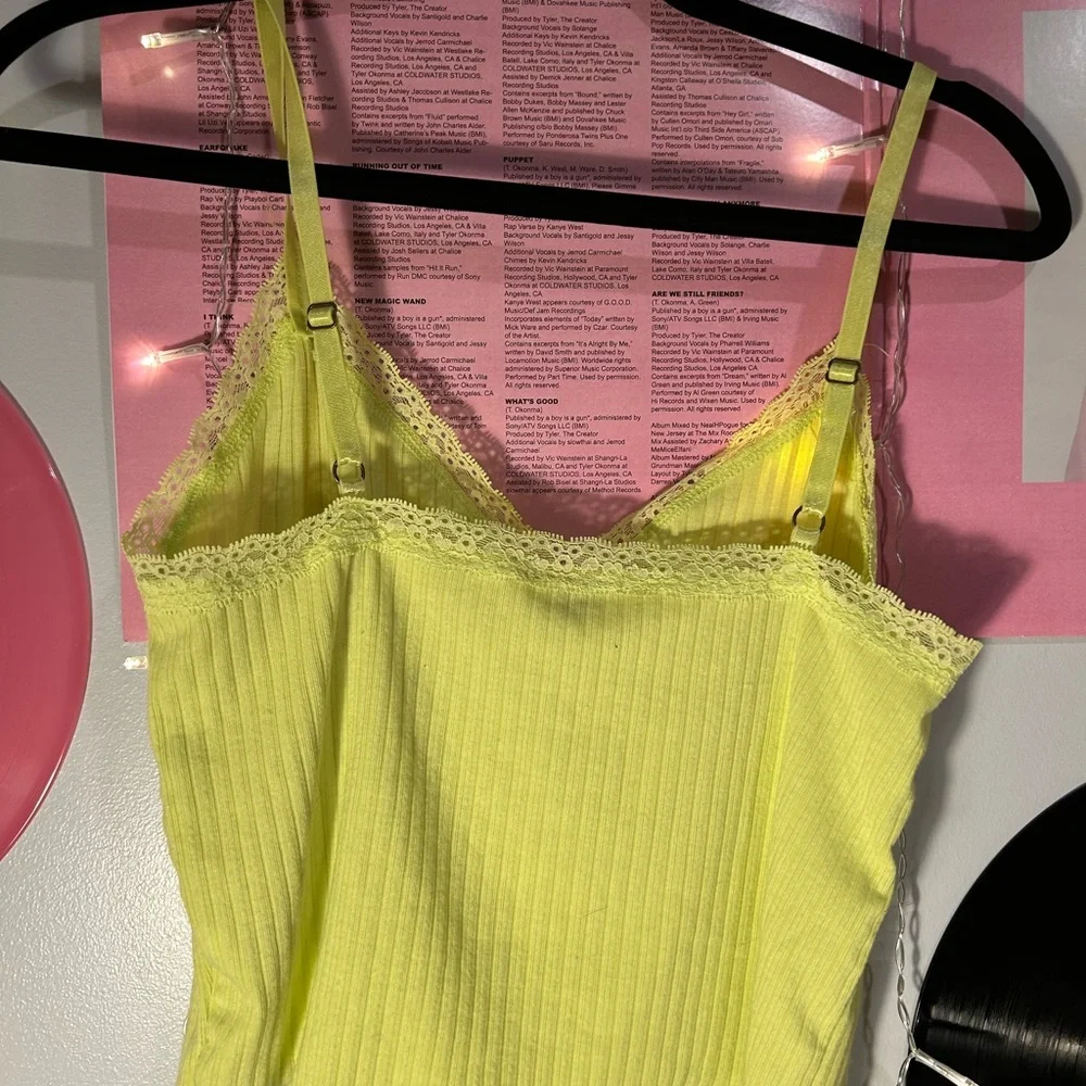 💗neon green crop tank top - Picture 3 of 4